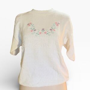 Vintage Floral Embroidered Women's Sweater Tee White Size M From Carly Blake